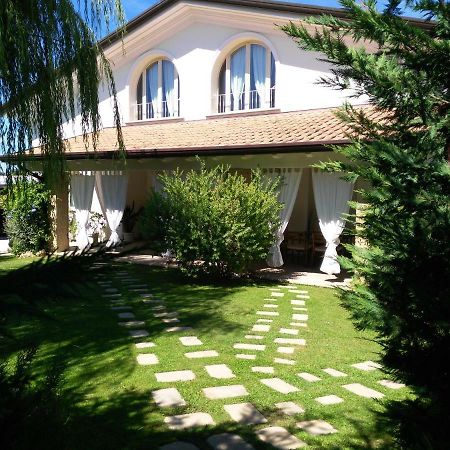 I Salici Villa Marina di Massa Kültér fotó