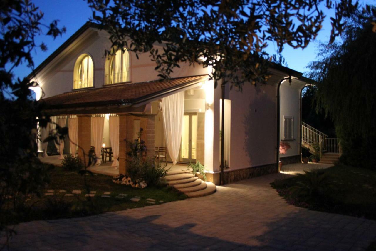 I Salici Villa Marina di Massa Kültér fotó